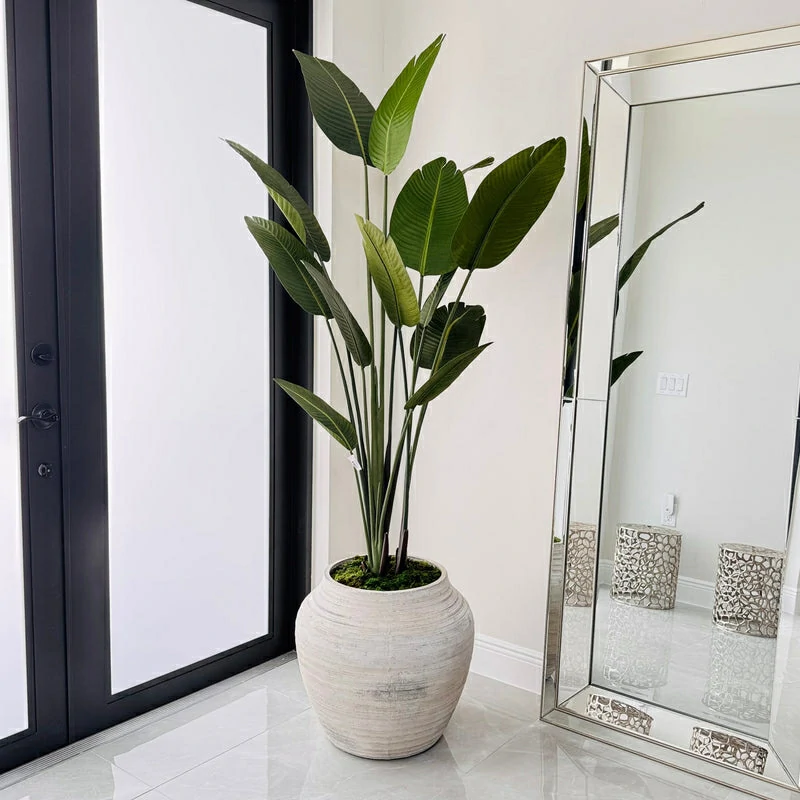 Realistic artificial Bird of Paradise tree used for modern indoor interior decoration, creating an elegant natural atmosphere for residential and commercial spaces.